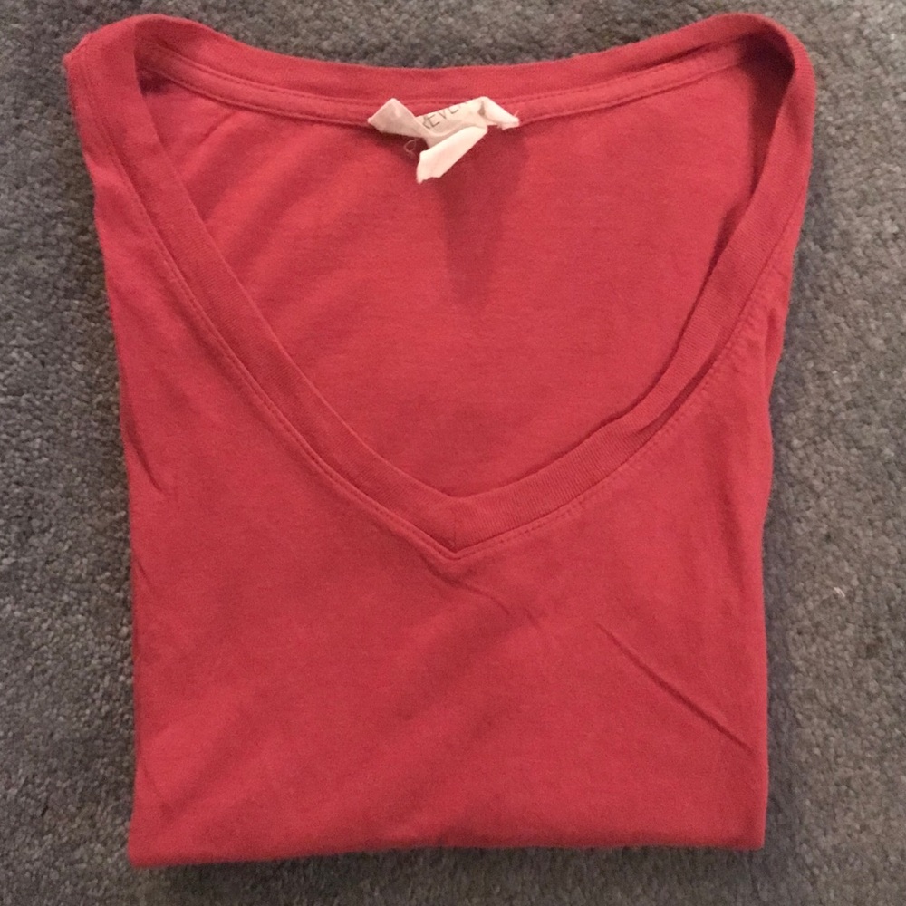 Basic red tee, perfect for any occasion! - Picture 2 of 2